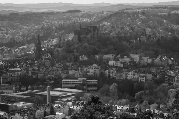 Der neue und der alte Teil der Stadt von den umliegenden Hügeln. — Stockfoto