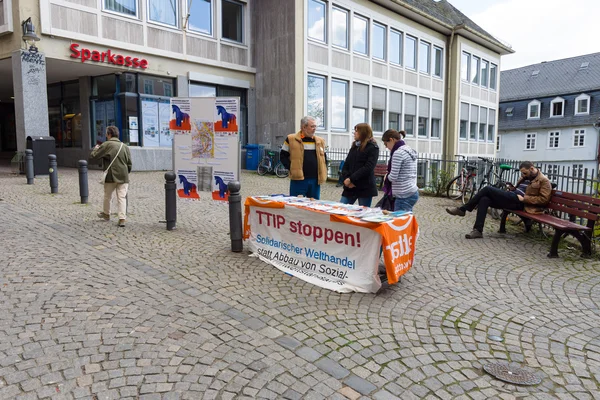 O protesto no centro histórico da cidade contra a Parceria Transatlântica de Comércio e Investimento (TTIP) ). — Fotografia de Stock