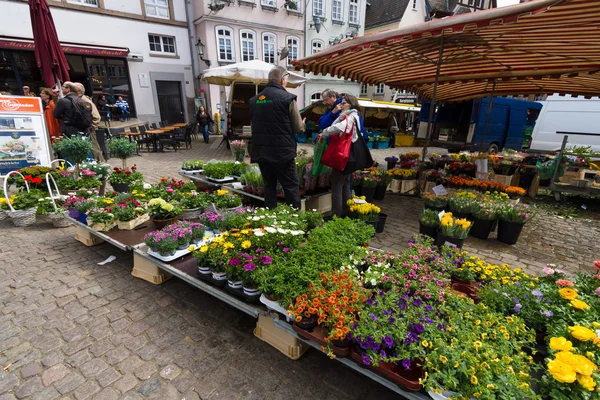 Vendita di fiori freschi nella piazza del mercato del centro storico . — Foto Stock