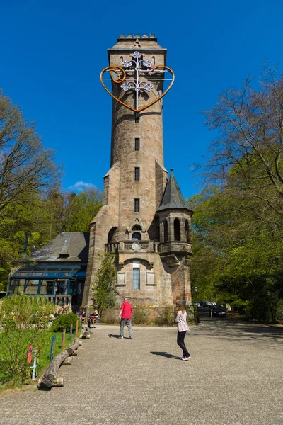 Torre de observación y cafetería en una colina cerca de Marburgo - Kaiser-Wilhelm-Turm (Spiegelslustturm). Construido en 1890 . — Foto de Stock