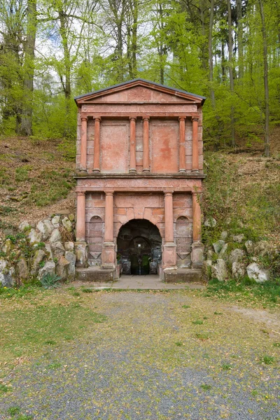 The Spring of St. Elizabeth of Hungary (Elisabethbrunnen) in the suburb of Marburg district Schroeck. Construido en 1596 . —  Fotos de Stock