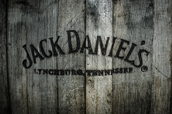 Logotipo quemado del famoso whisky Jack Daniels en el viejo barril de madera . — Foto de Stock