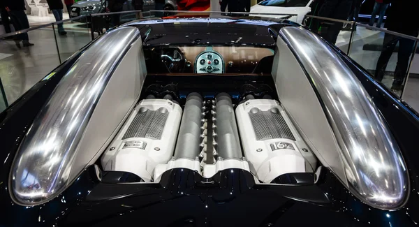 Motor de un superdeportivo Bugatti Veyron EB 16.4. El coche serie más rápido del mundo — Foto de Stock