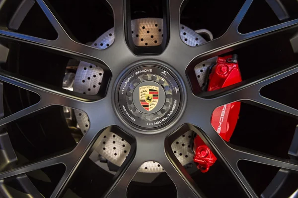 Ruote e sistema frenante di una vettura sportiva Porsche 911 Targa 4 GTS — Foto Stock