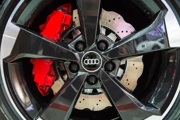 Kerekek és fékezési rendszer részei egy forró sraffozási, Audi Rs3 (8va-ig) — Stock Fotó