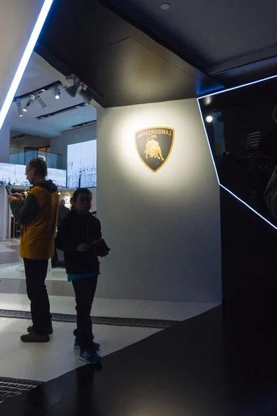 El stand del fabricante de supercoches de lujo caros - Lamborghini —  Fotos de Stock