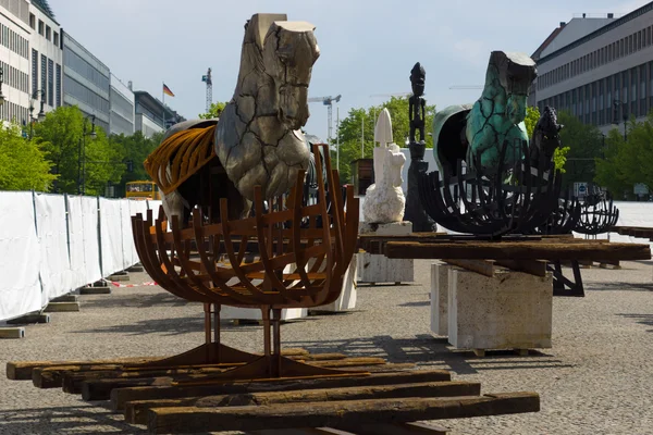 Gustavo Aceves apresenta suas esculturas na exposição "Lapidarium", que acontece no Pariser Platz perto do Portão de Brandemburgo . — Fotografia de Stock
