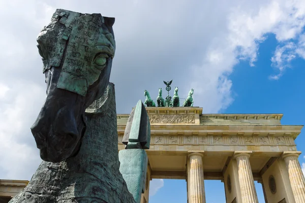 Gustavo Aceves presenta le sue sculture alla mostra "Lapidarium", che si svolge presso la Pariser Platz vicino alla Porta di Brandeburgo . — Foto Stock