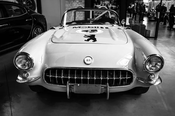 Sports car Chevrolet Corvette (C1) by Heidi Hetzer. Black and white — Stock Photo, Image