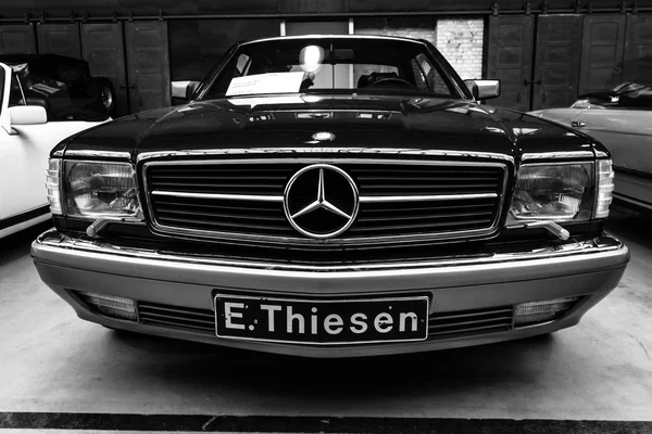 Voiture de luxe Mercedes-Benz 560 SEC (C126), 1991 . — Photo