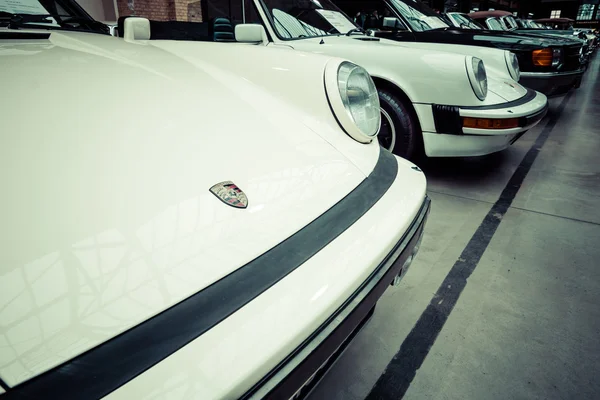 Cars in a row. In the foreground a Porsche 911 — Stock Photo, Image