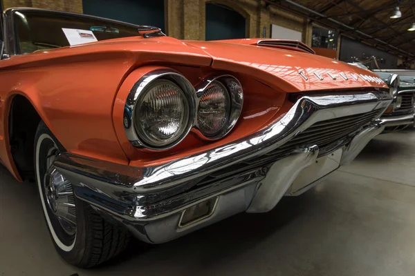 Um grande carro de luxo pessoal Ford Thunderbird 390 Coupe (segunda geração), 1964 — Fotografia de Stock