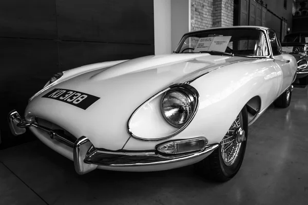 Coches deportivos británicos Jaguar E-Type (Jaguar XK-E ) —  Fotos de Stock