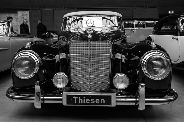 Limusina Mercedes-Benz 300 S Cabriolet (W 188 I), 1953 — Foto de Stock