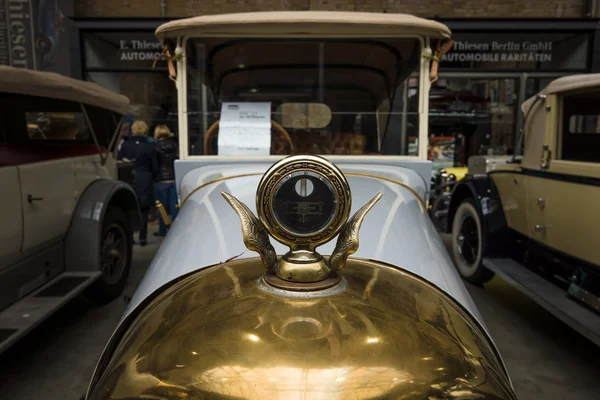 Motorhaubenschmuck eines Oldtimers des deutschen Herstellers nag c4 10-30 phaeton. — Stockfoto