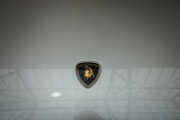 O logotipo no capô de um supercarro de motor médio Lamborghini Countach LP 25th Anniversary, 1990 — Fotografia de Stock