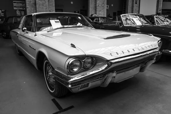 Um grande carro de luxo pessoal Ford Thunderbird 390 Coupe (segunda geração), 1964 — Fotografia de Stock