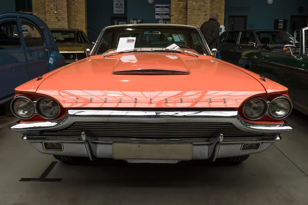 Um grande carro de luxo pessoal Ford Thunderbird 390 Coupe (segunda geração), 1964 — Fotografia de Stock