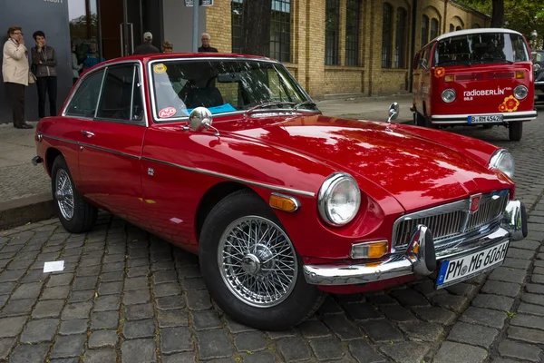 Voiture vintage MGB GT, conçue par Pininfarina, 1974 — Photo