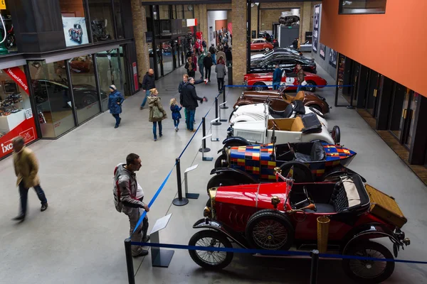 Vintage car in the exhibition hall — Stock Photo, Image