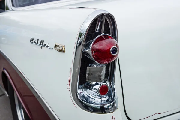 De achterste stoplicht van een full-size auto Chevrolet Bel Air (tweede generatie) — Stockfoto