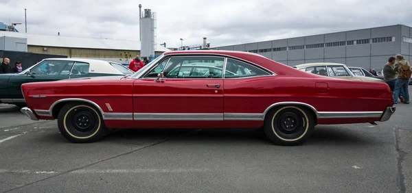 Plné auto Ford Galaxie Xl — Stock fotografie