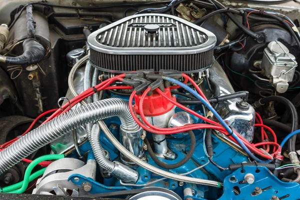 フォード ・ サンダーバードのクローズ アップ、1977年のエンジン. — ストック写真