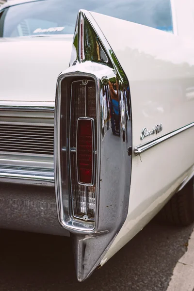 Tylne światła hamowania pełnowymiarowe luksusowy samochód Sedan Cadillac De Ville. Stylizacja. Vintage tonowanie — Zdjęcie stockowe