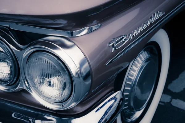 Fragment van een full-size auto Pontiac Bonneville, 1960. Stilering. Vintage toning. — Stockfoto