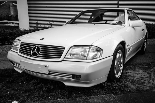 Sports car Mercedes-Benz 300SL (R129). Black and white — Stock Photo, Image