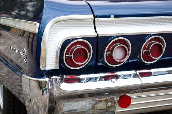 The rear brake lights of a full-size car Chevrolet Impala SS — Stock Photo, Image