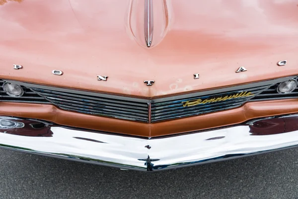 Фрагмент полноразмерного автомобиля Pontiac Bonneville, 1960 г. — стоковое фото