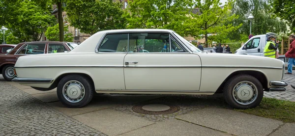 Mid-size luxury car Mercedes-Benz 250CE (W114), 1971. Side view — Stock Photo, Image