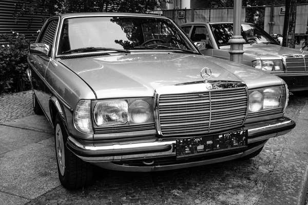 Full-size luxury car Mercedes-Benz 230C (W123), 1984. Black and white. — Stock Photo, Image