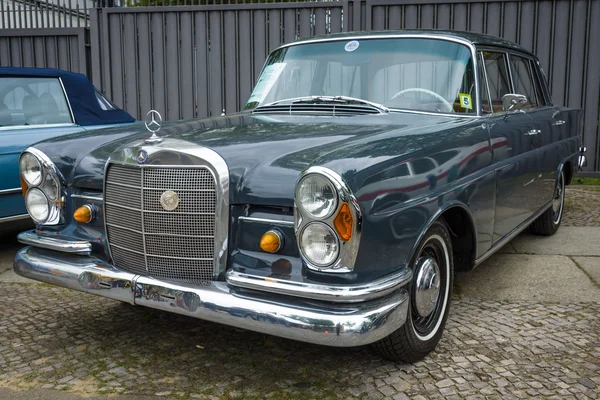 Μεγάλο πολυτελές αυτοκίνητο Mercedes-Benz 230s (W111), 1966 — Φωτογραφία Αρχείου