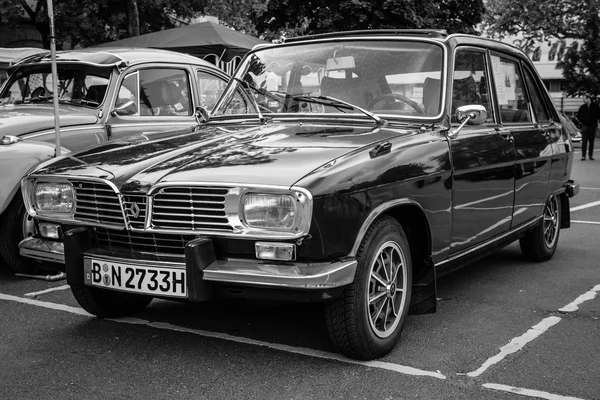 Velké rodinné auto Renault 16tl. Černá a bílá. — Stock fotografie