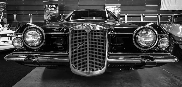 個人的な高級車のスタッツ ブラック クーペ — ストック写真