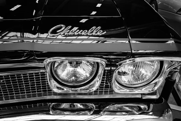 Headlamp of a mid-size car Chevrolet Chevelle — Stock Photo, Image