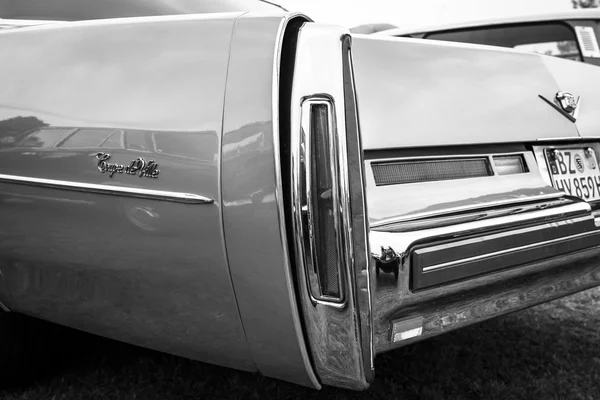 Fragment van een full-size luxeauto cadillac coupe de ville. — Stockfoto