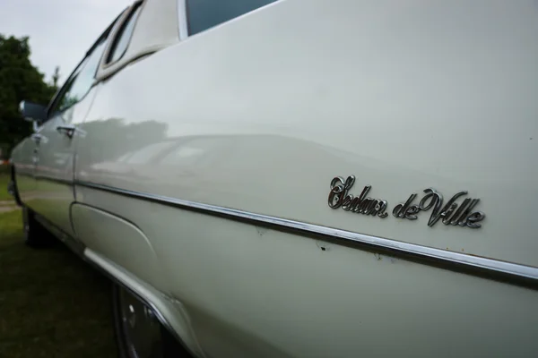 Fragmento de un coche de lujo de tamaño completo Cadillac Sedan De Ville . —  Fotos de Stock