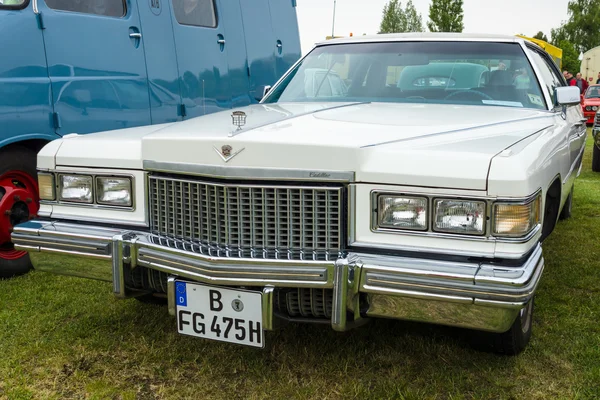 Μεγάλο πολυτελές αυτοκίνητο cadillac φορείο de ville, 1975. — Φωτογραφία Αρχείου