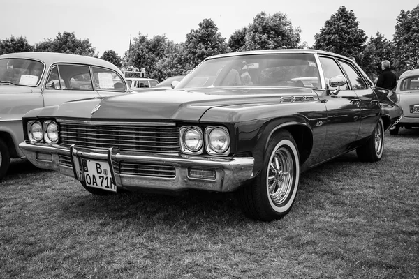 Plné luxusních aut buick lesabre sedan (čtvrtá generace), 1971 — Stock fotografie