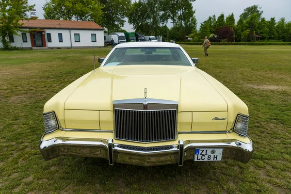 Iki kapılı kişisel lüks coupe lincoln continental mark IV — Stok fotoğraf