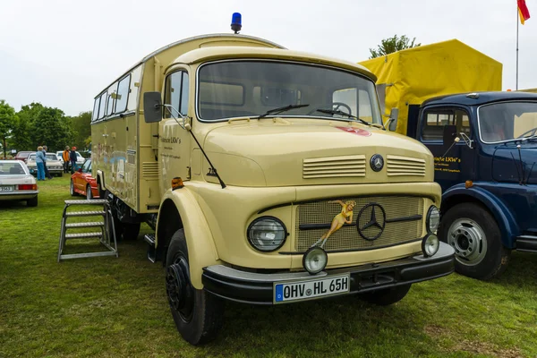 トラック メルセデス ・ ベンツ ラ 710、1967 — ストック写真