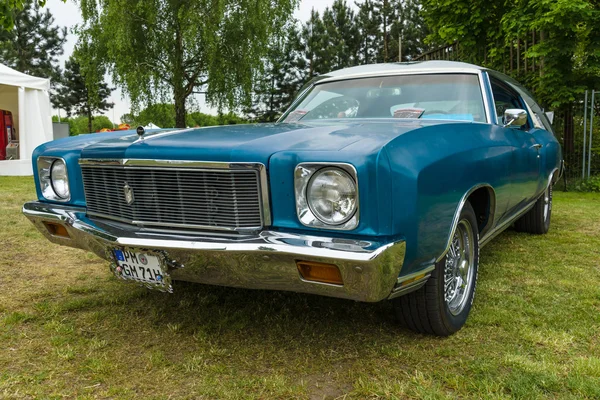 Luksusowy samochód osobowy, coupe, chevrolet monte carlo. — Zdjęcie stockowe