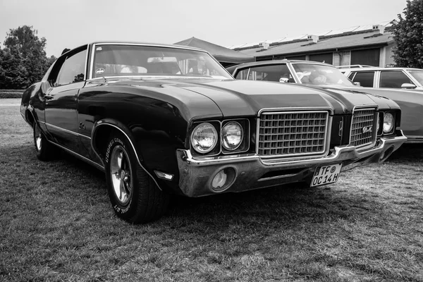 Mellanstorlek bil oldsmobile cutlass supreme, 1972. — Stockfoto