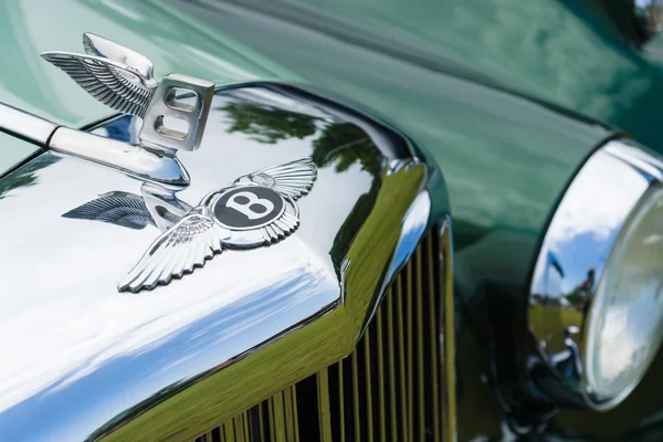 Décoration de capot d'une voiture de luxe pleine grandeur Bentley S1 — Photo