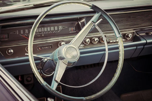 Stuga på en fullstor bil pontiac catalina, 1967. — Stockfoto