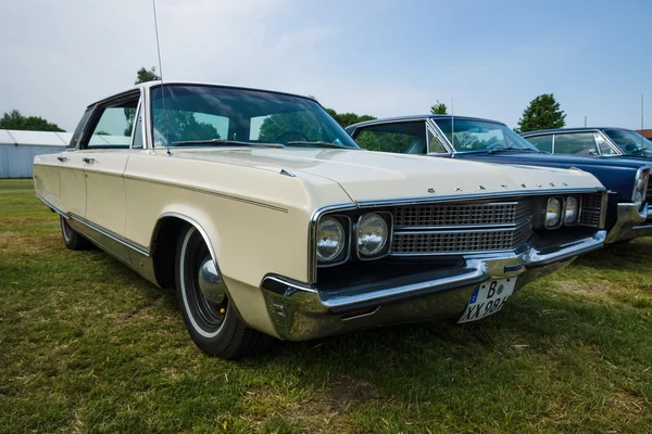 Rocznika samochodu chrysler new yorker, 1965 — Zdjęcie stockowe