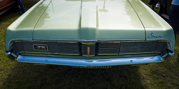 Фрагмент личного роскошного автомобиля Mercury Cougar (первое поколение ). — стоковое фото